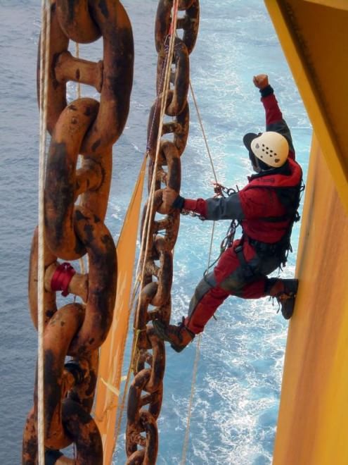 Accampati con Greenpeace sulla piattaforma petrolifera 