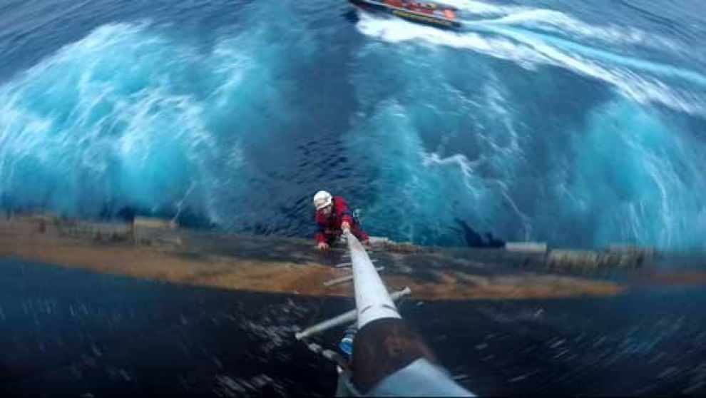 Accampati con Greenpeace sulla piattaforma petrolifera 