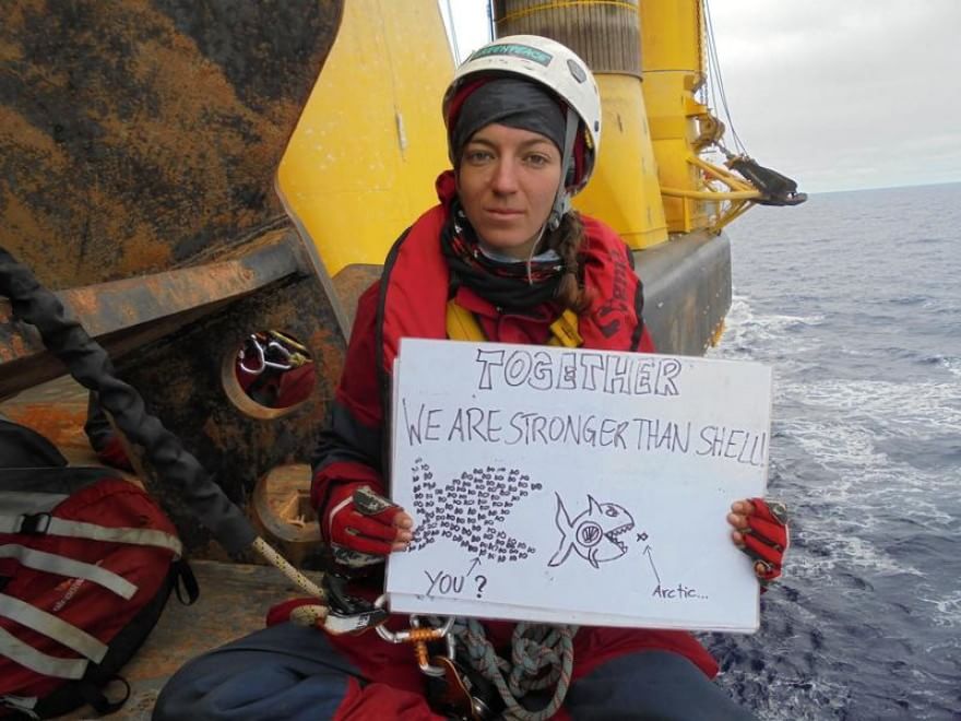 Accampati con Greenpeace sulla piattaforma petrolifera 