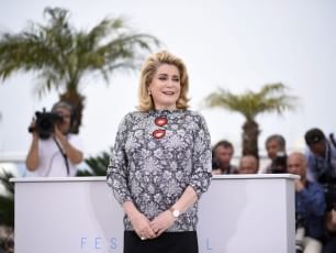 A Cannes Catherine Deneuve, diva di Francia. "Proteggiamo i giovani, sono esseri fragili"