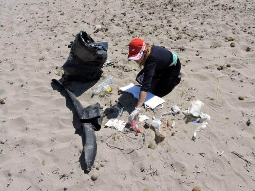 La denuncia di Legambiente: troppi rifiuti sulle spiagge del Mediterraneo 