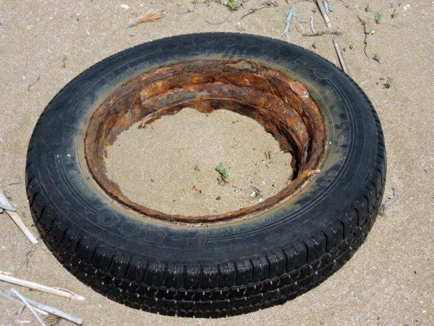 La denuncia di Legambiente: troppi rifiuti sulle spiagge del Mediterraneo 