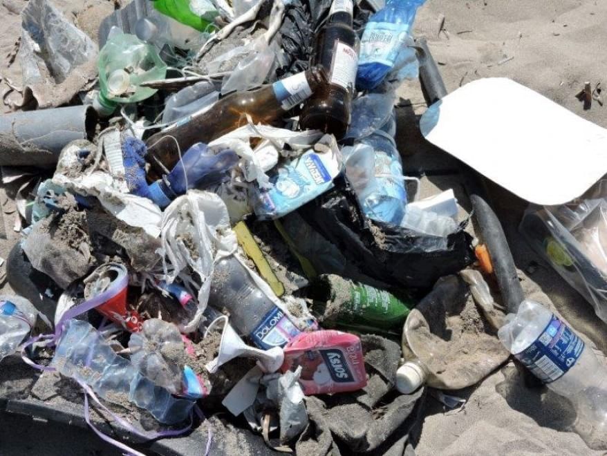 La denuncia di Legambiente: troppi rifiuti sulle spiagge del Mediterraneo 