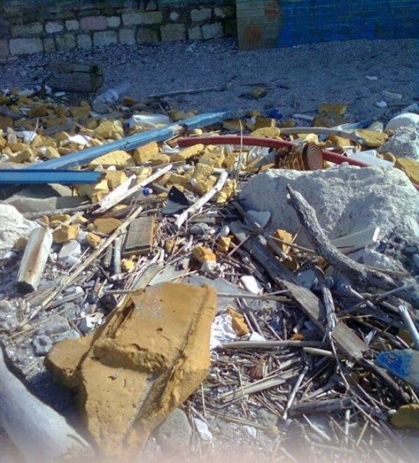La denuncia di Legambiente: troppi rifiuti sulle spiagge del Mediterraneo 