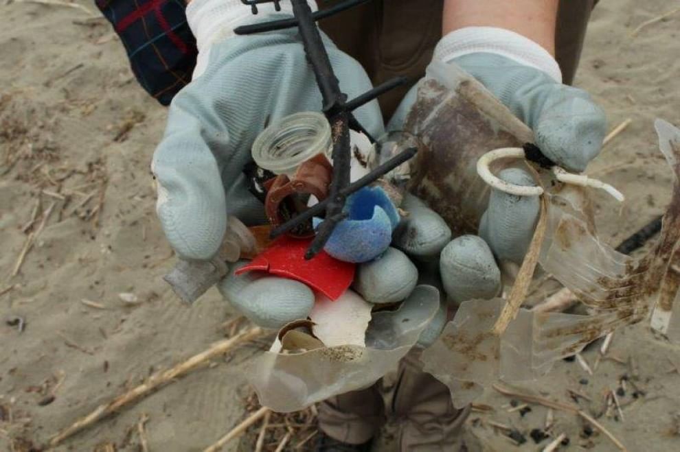 La denuncia di Legambiente: troppi rifiuti sulle spiagge del Mediterraneo 