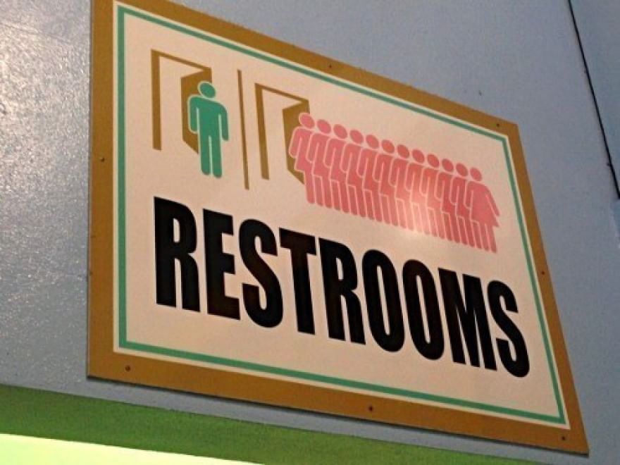 Toilette, segui il cartello: i più strani finiscono online