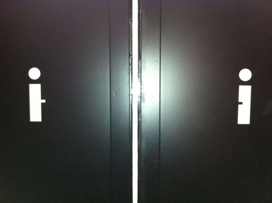 Toilette, segui il cartello: i più strani finiscono online