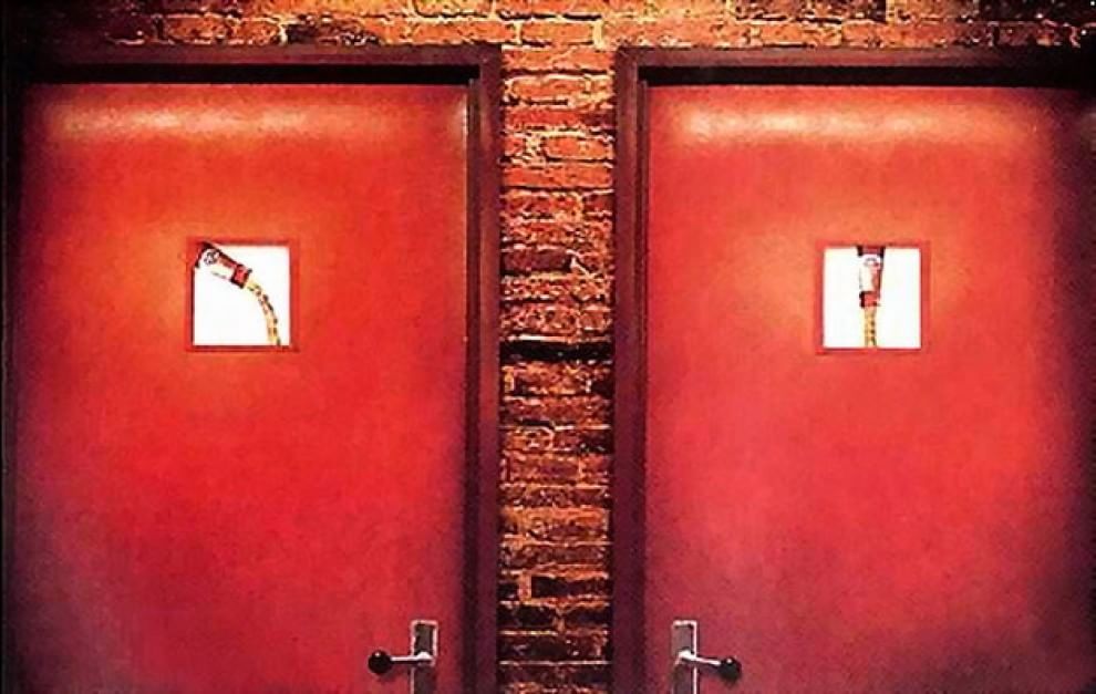 Toilette, segui il cartello: i più strani finiscono online