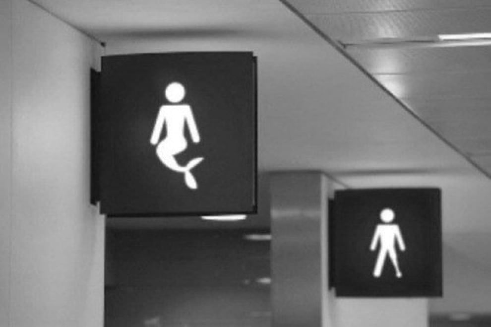 Toilette, segui il cartello: i più strani finiscono online