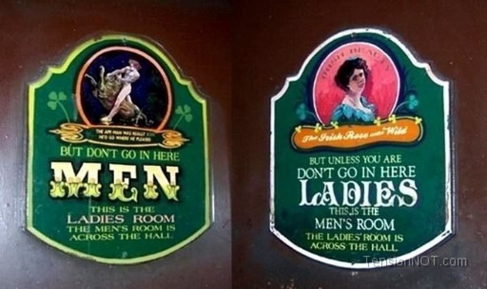 Toilette, segui il cartello: i più strani finiscono online