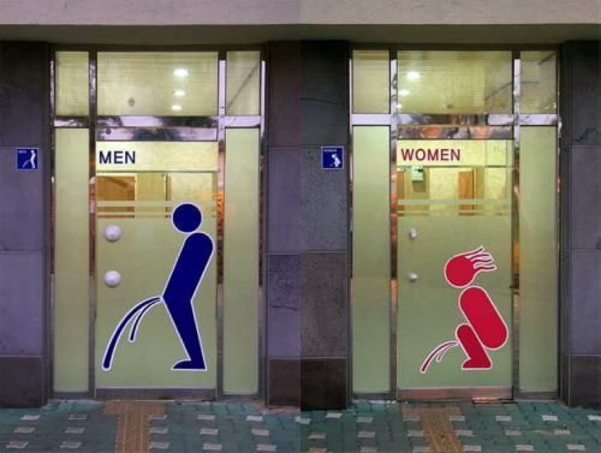 Toilette, segui il cartello: i più strani finiscono online