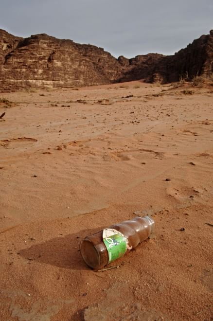Discarica deserto, dalle bambole ai divani: quante sorprese