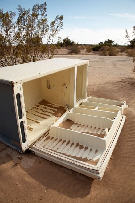 Discarica deserto, dalle bambole ai divani: quante sorprese