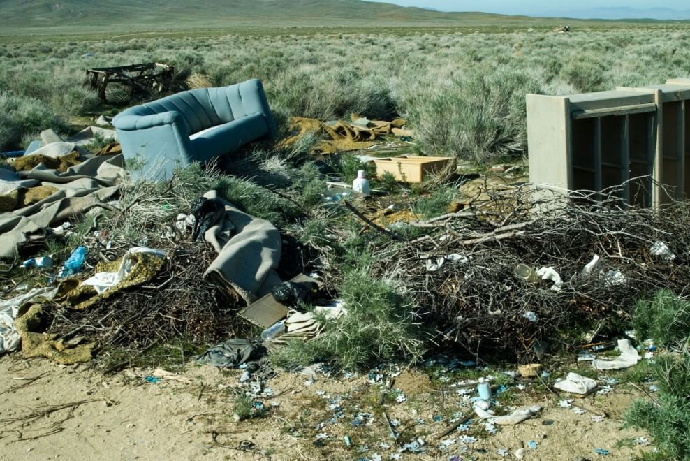 Discarica deserto, dalle bambole ai divani: quante sorprese