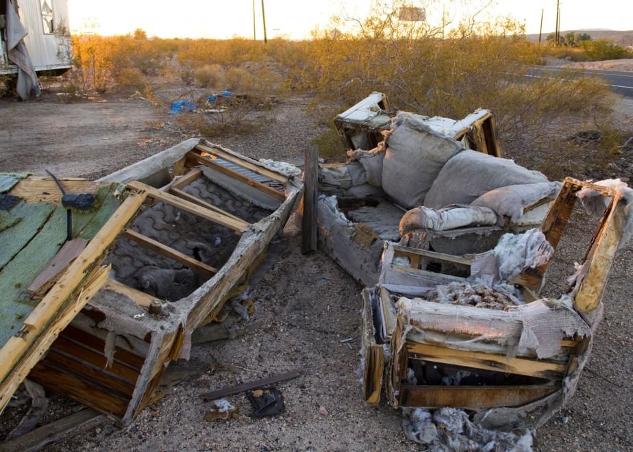 Discarica deserto, dalle bambole ai divani: quante sorprese