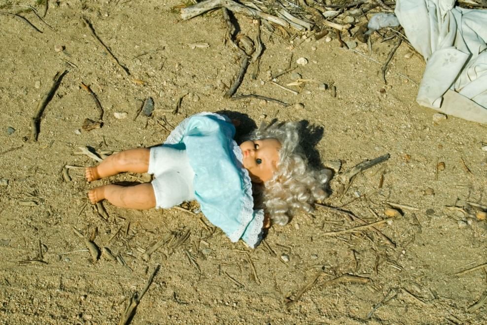 Discarica deserto, dalle bambole ai divani: quante sorprese