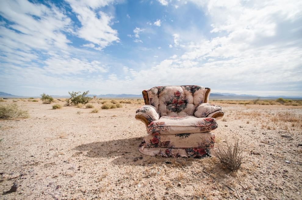 Discarica deserto, dalle bambole ai divani: quante sorprese