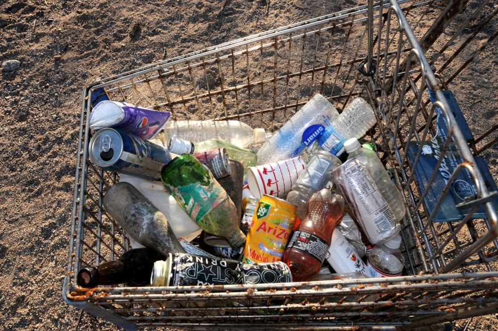 Discarica deserto, dalle bambole ai divani: quante sorprese