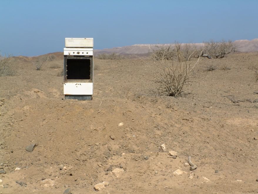 Discarica deserto, dalle bambole ai divani: quante sorprese