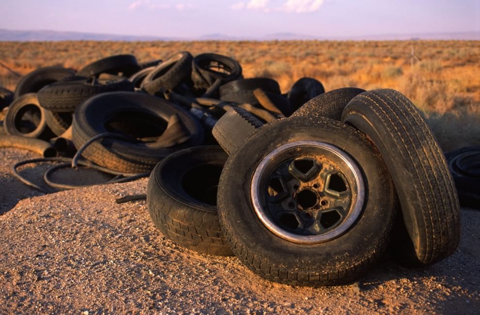 Discarica deserto, dalle bambole ai divani: quante sorprese