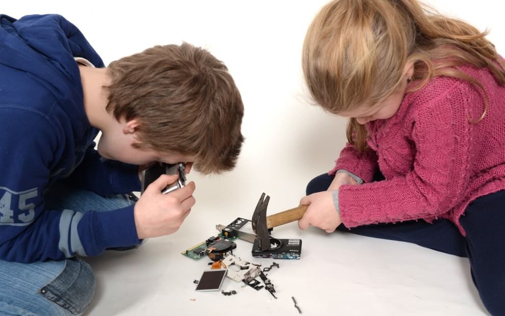 Rifiuti elettronici, dai bambini qualche idea sul riciclo. Con ironia
