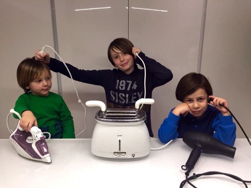 Rifiuti elettronici, dai bambini qualche idea sul riciclo. Con ironia