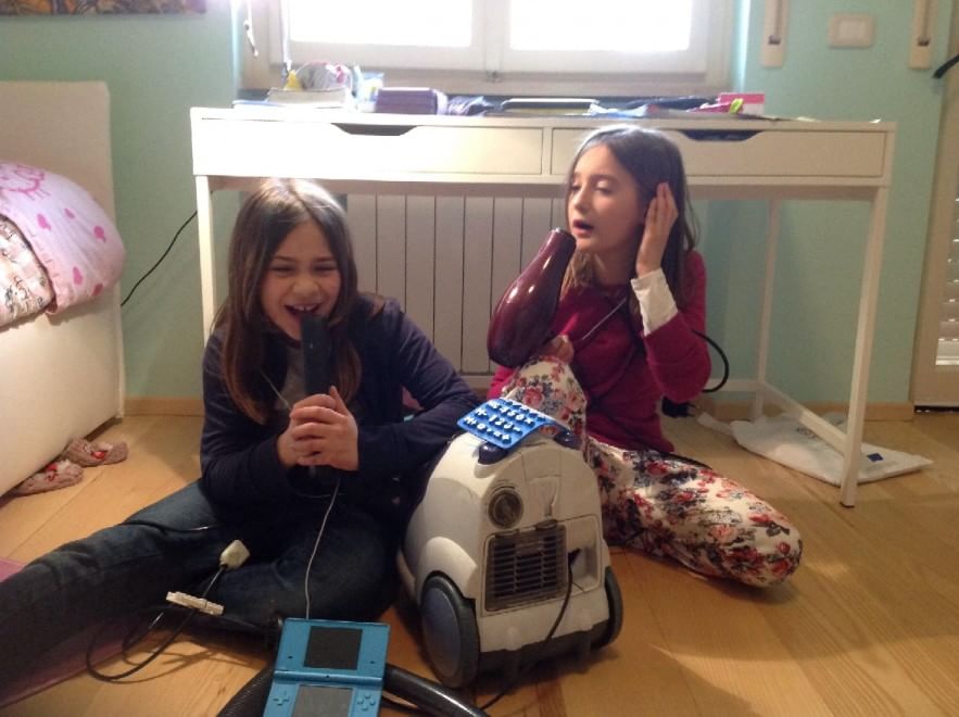 Rifiuti elettronici, dai bambini qualche idea sul riciclo. Con ironia