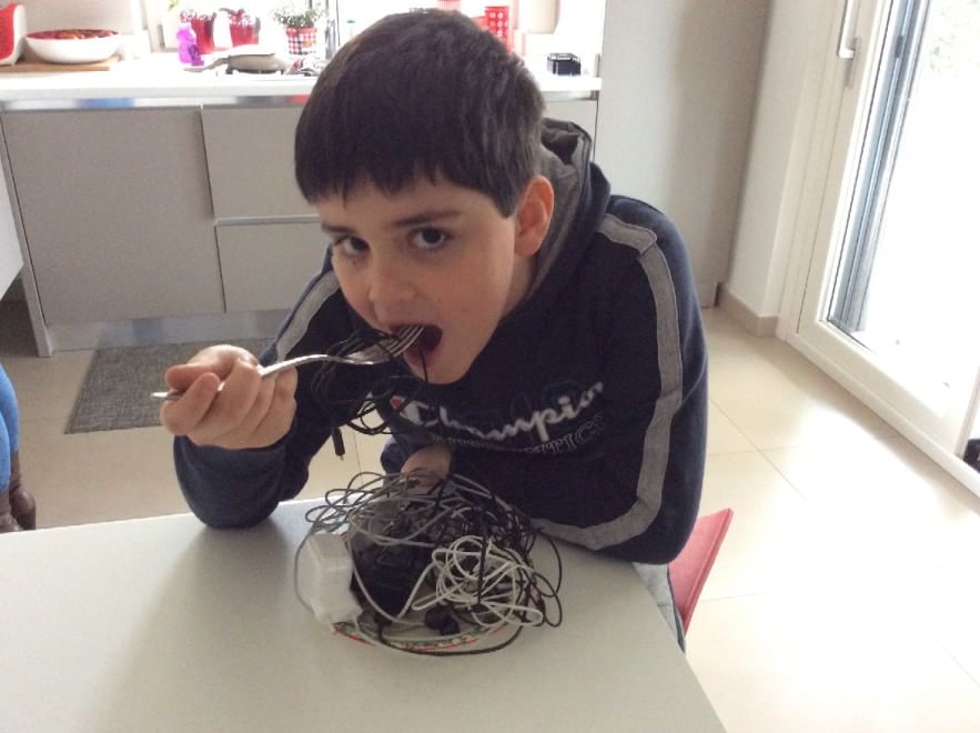Rifiuti elettronici, dai bambini qualche idea sul riciclo. Con ironia