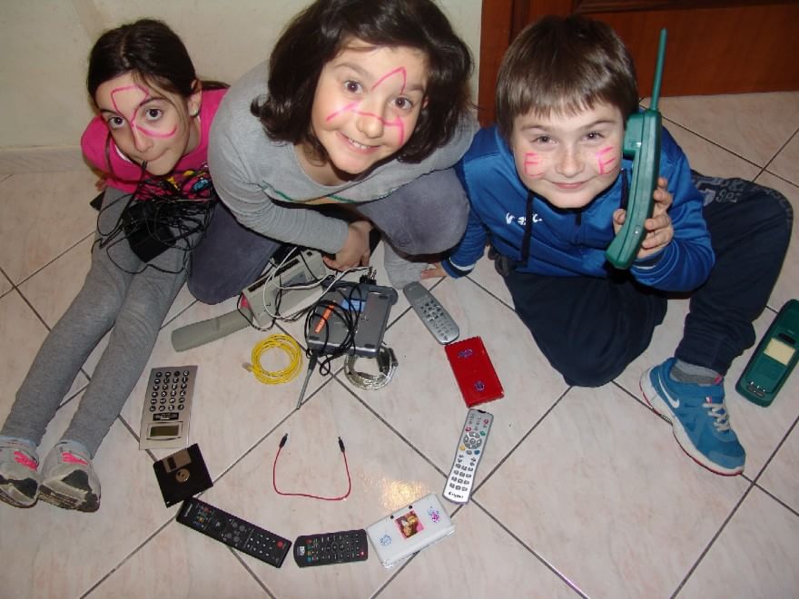 Rifiuti elettronici, dai bambini qualche idea sul riciclo. Con ironia