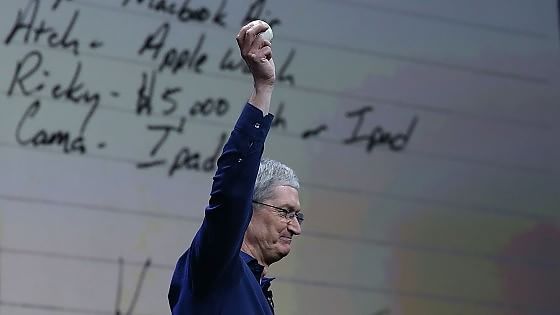 Tim Cook con la preziosa pallina e, dietro di lui, la "richiesta di riscatto"