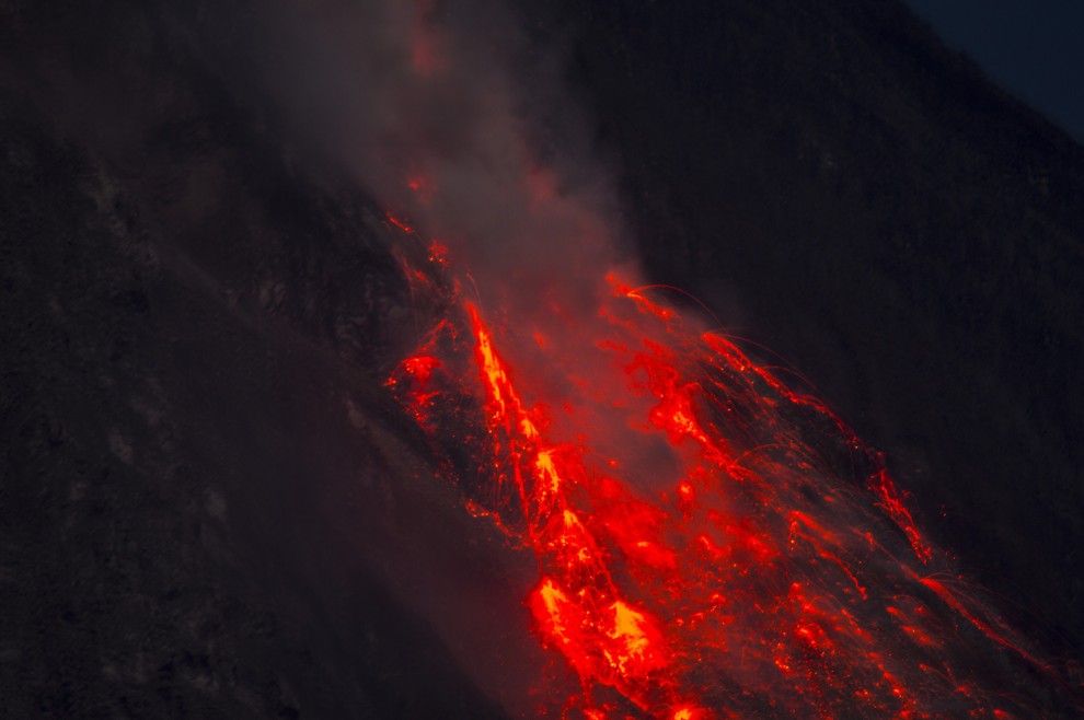 Indonesia, trema Sumatra: massima allerta per il vulcano Sinabung