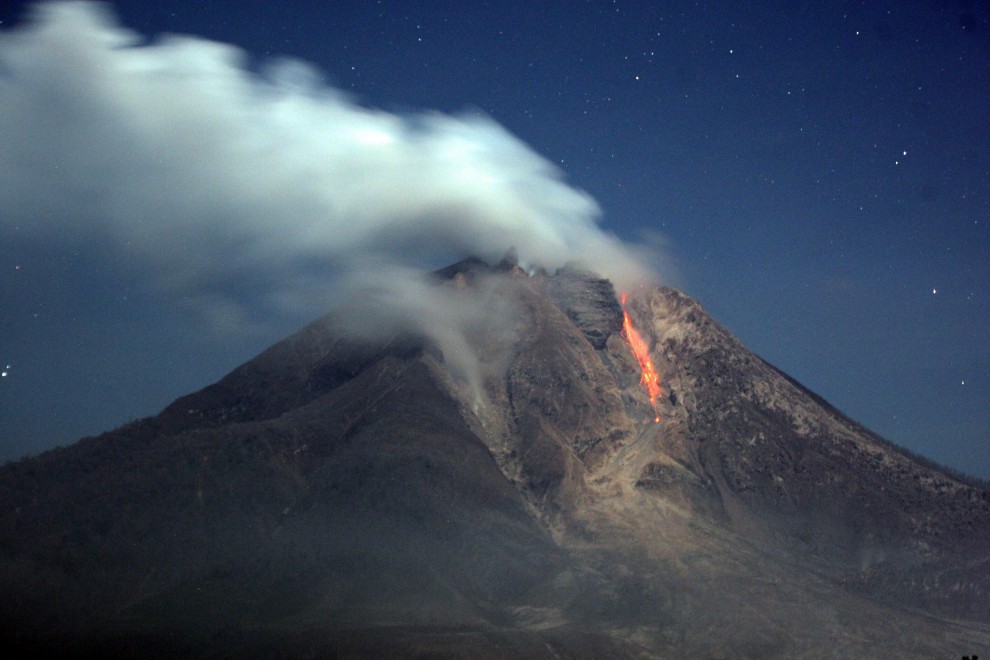 Indonesia, trema Sumatra: massima allerta per il vulcano Sinabung