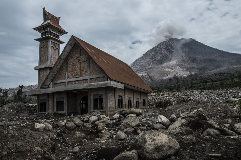 Indonesia, trema Sumatra: massima allerta per il vulcano Sinabung