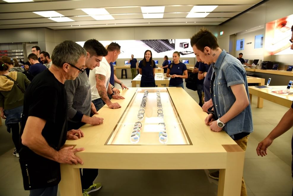 Tutti in fila per l'Apple Watch in Italia e nel mondo