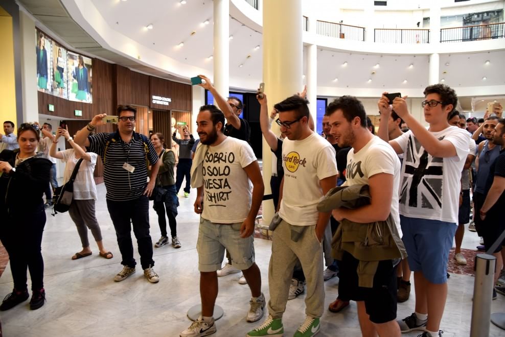 Tutti in fila per l'Apple Watch in Italia e nel mondo