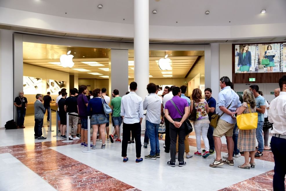 Tutti in fila per l'Apple Watch in Italia e nel mondo