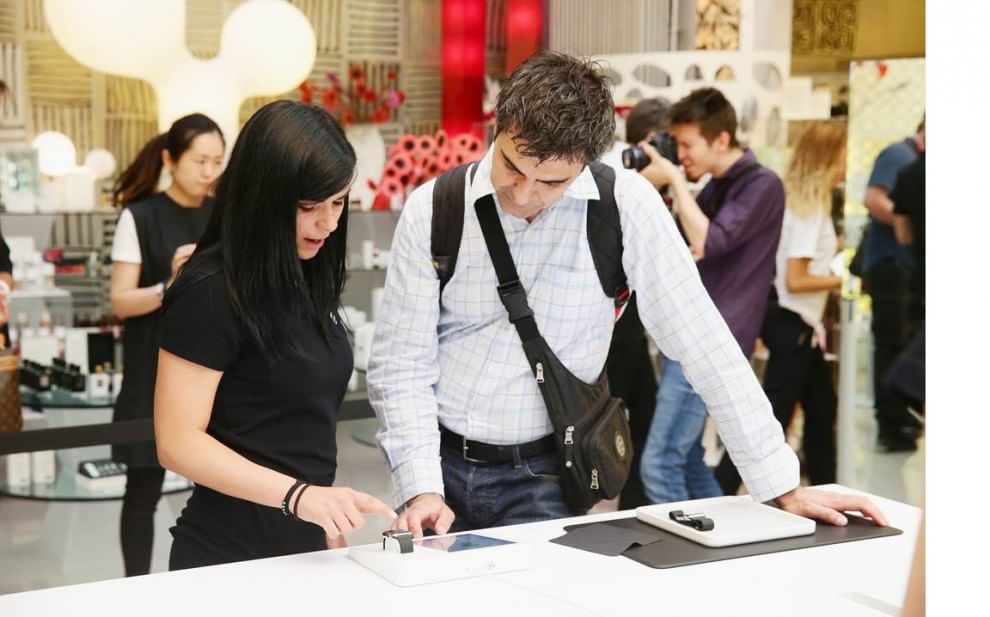 Tutti in fila per l'Apple Watch in Italia e nel mondo