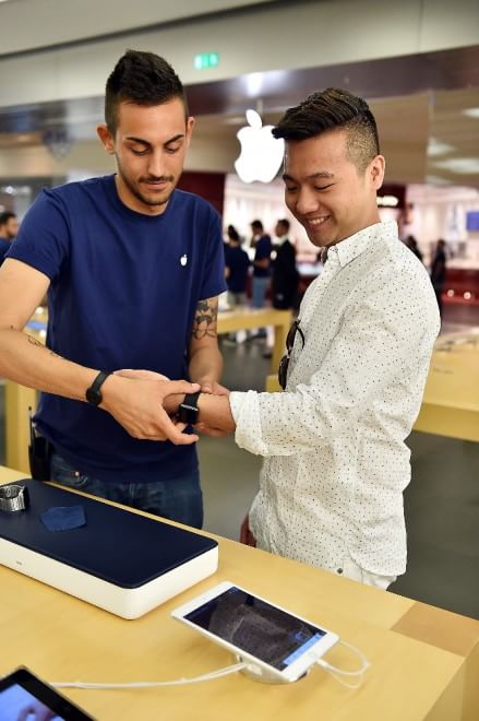 Tutti in fila per l'Apple Watch in Italia e nel mondo