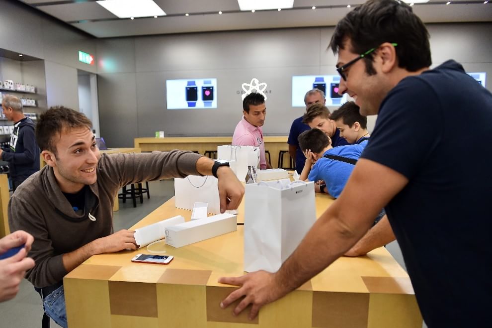 Tutti in fila per l'Apple Watch in Italia e nel mondo