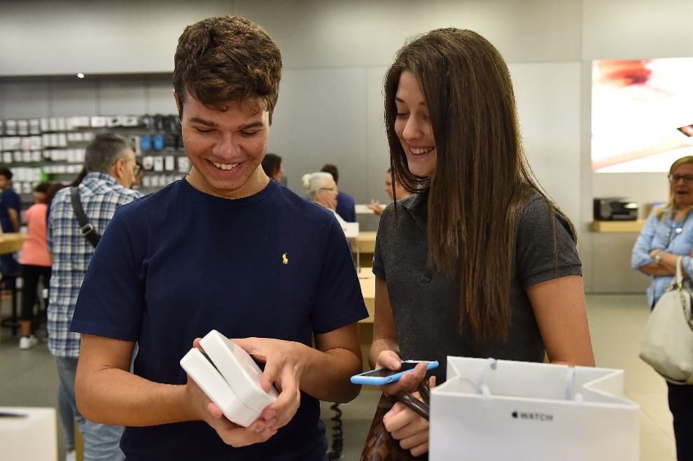Tutti in fila per l'Apple Watch in Italia e nel mondo