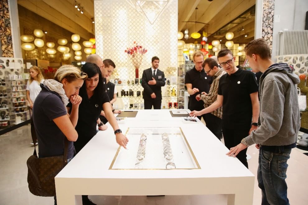 Tutti in fila per l'Apple Watch in Italia e nel mondo