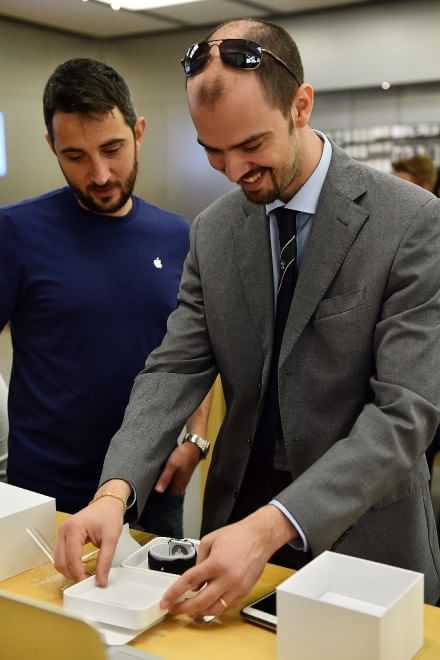Tutti in fila per l'Apple Watch in Italia e nel mondo