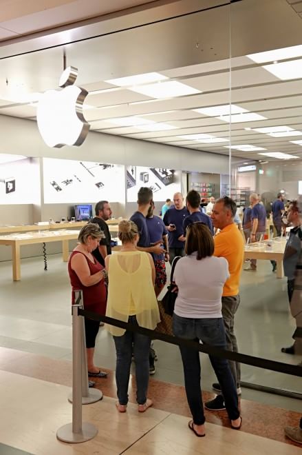 Tutti in fila per l'Apple Watch in Italia e nel mondo