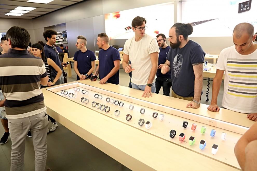 Tutti in fila per l'Apple Watch in Italia e nel mondo