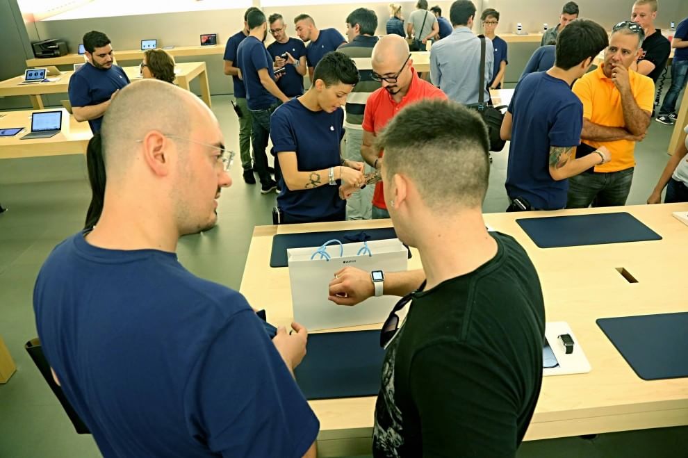 Tutti in fila per l'Apple Watch in Italia e nel mondo