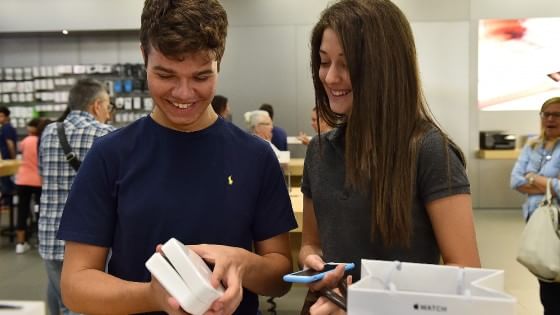 Un cliente all'Apple Store di Milano. Apple Watch si pu&ograve; prenotare online ed essere ritirato nel punto vendita pi&ugrave; vicino (Credits: Getty)