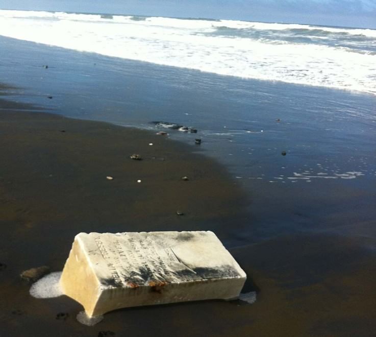Dai missili alle lapidi, ecco gli oggetti più bizzarri ritrovati sulle spiagge