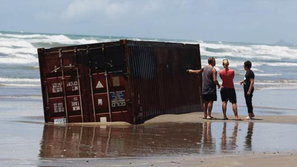 Dai missili alle lapidi, ecco gli oggetti più bizzarri ritrovati sulle spiagge