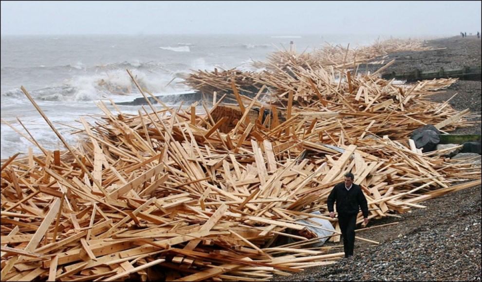 Dai missili alle lapidi, ecco gli oggetti più bizzarri ritrovati sulle spiagge