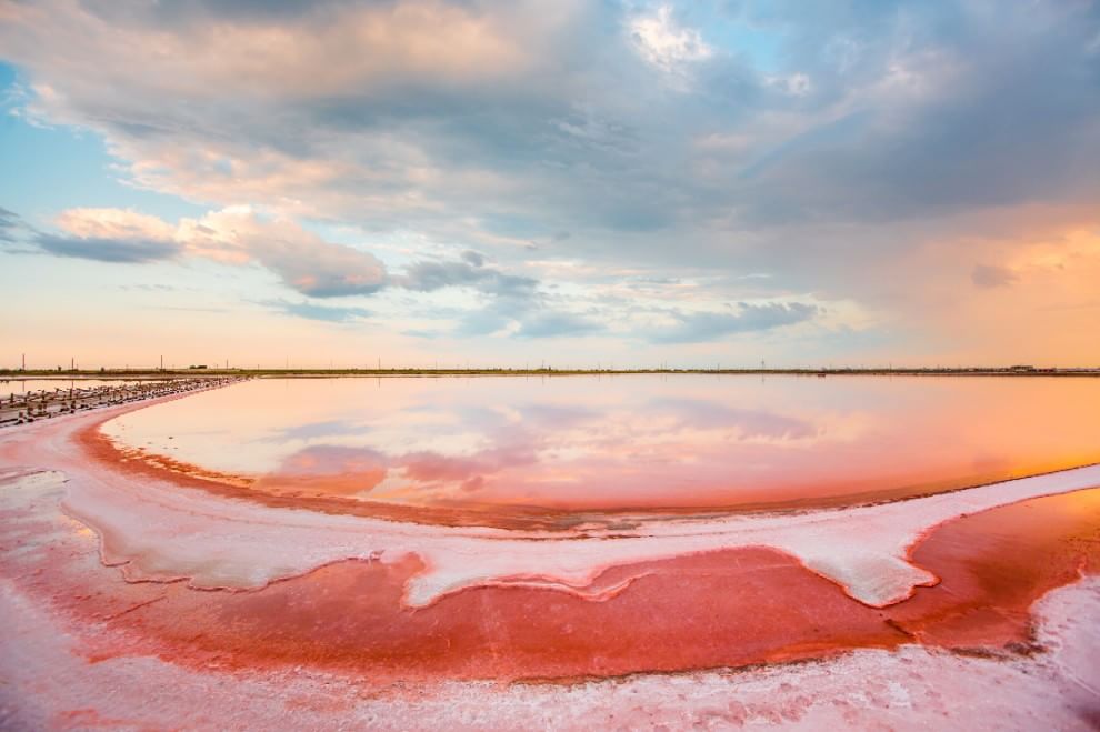 Crimea, miracoli della natura: il lago si tinge di rosa